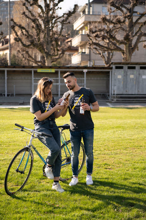 Eine Frau und ein Mann im T-shirt mit