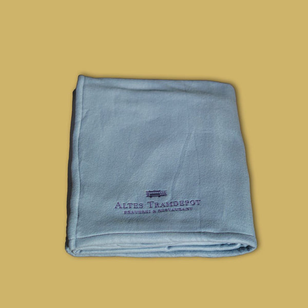 Zusammengelegte blaue Decke.