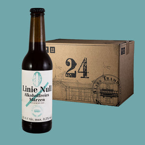 Im Vordergrund die Flasche und im Hintergrund der 24er Karton in dem die Flaschen verpackt und versendet werden.