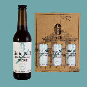 Im Vordergrund die Flasche und im Hintergrund der 24er Karton in dem die Flaschen verpackt und versendet werden.