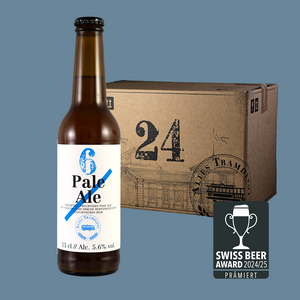 Im Vordergrund sieht man die Flasche und im Hintergrund der 24er Karton in dem die Flaschen verpackt und versendet werden.