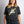 Laden Sie das Bild in den Galerie-Viewer, Model, welches das T-shirt trägt.