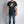Laden Sie das Bild in den Galerie-Viewer, Model, welches das T-shirt trägt.