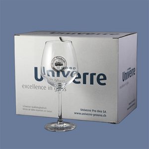 Im Vordergrund steht das Glas mit dem Tramdepot Logo drauf und im Hintergrund ist der 6er Karton, in dem die Gläser verpackt sind und geliefert werden.