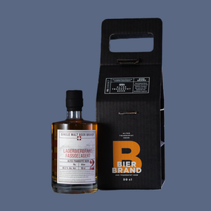 Links Flasche, rechts schöne Verpackung mit Tragriemen.