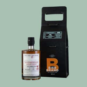 Links die Flasche und rechts die schöne schwarze Verpackung mit Tragriemen, in der die Flasche versendet wird.