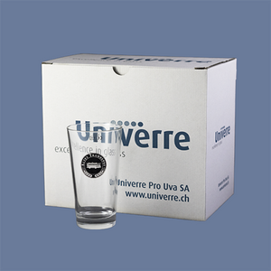 Im Vordergrund steht das Glas mit dem Tramdepot Logo drauf und im Hintergrund ist der 6er Karton, in dem die Gläser verpackt sind und geliefert werden.