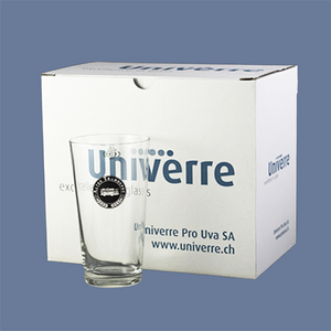 Im Vordergrund steht das Glas mit dem Tramdepot Logo drauf und im Hintergrund ist der 6er Karton, in dem die Gläser verpackt sind und geliefert werden.