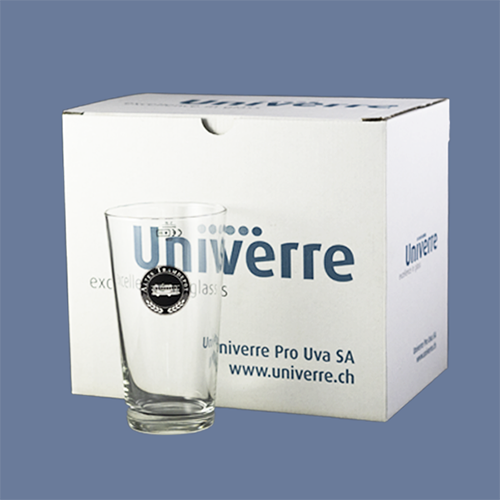 Im Vordergrund steht das Glas mit dem Tramdepot Logo drauf und im Hintergrund ist der 6er Karton, in dem die Gläser verpackt sind und geliefert werden.