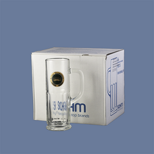 Im Vordergrund steht das Glas mit dem Tramdepot Logo drauf und im Hintergrund ist der 6er Karton, in dem die Gläser verpackt sind und geliefert werden.