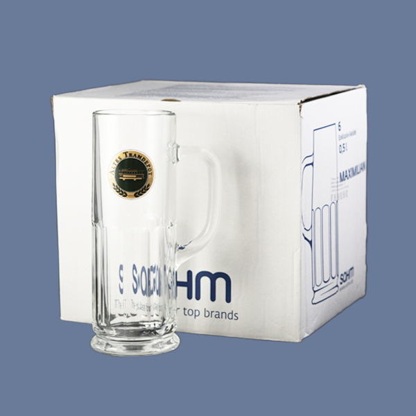 Im Vordergrund steht das Glas mit dem Tramdepot Logo drauf und im Hintergrund ist der 6er Karton, in dem die Gläser verpackt sind und geliefert werden.