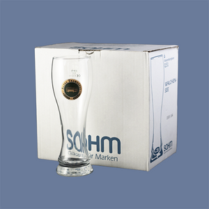 Im Vordergrund steht das Glas mit dem Tramdepot Logo drauf und im Hintergrund ist der 6er Karton, in dem die Gläser verpackt sind und geliefert werden.