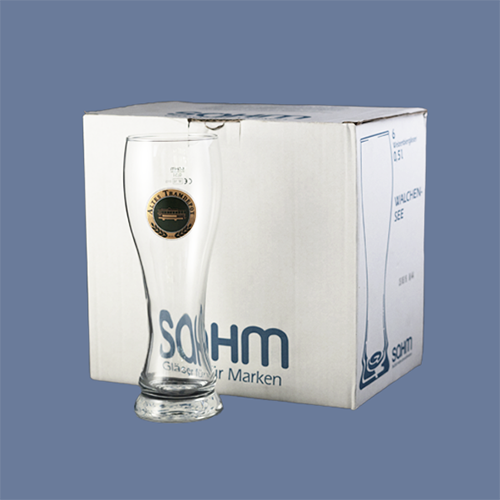 Im Vordergrund steht das Glas mit dem Tramdepot Logo drauf und im Hintergrund ist der 6er Karton, in dem die Gläser verpackt sind und geliefert werden.