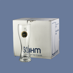 Im Vordergrund steht das Glas mit dem Tramdepot Logo drauf und im Hintergrund ist der 6er Karton, in dem die Gläser verpackt sind und geliefert werden.