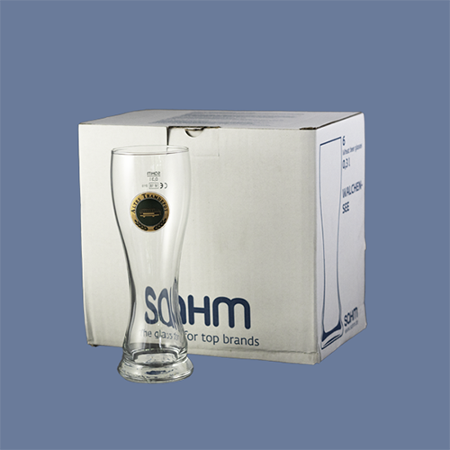 Im Vordergrund steht das Glas mit dem Tramdepot Logo drauf und im Hintergrund ist der 6er Karton, in dem die Gläser verpackt sind und geliefert werden.