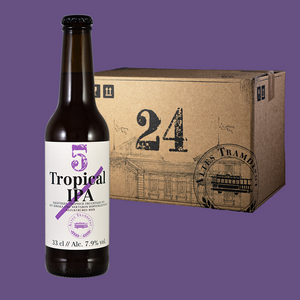 Im Vordergrund sieht man die Flasche und im Hintergrund der 24er Karton in dem die Flaschen verpackt und versendet werden.