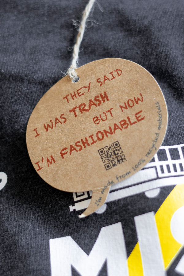 Etikette des T-shirts. auf der steht, dass es aus recycelten Materialien hergestellt ist. 