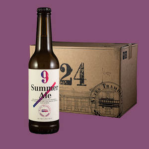 Im Vordergrund sieht man die Flasche und im Hintergrund der 24er Karton in dem die Flaschen verpackt und versendet werden.